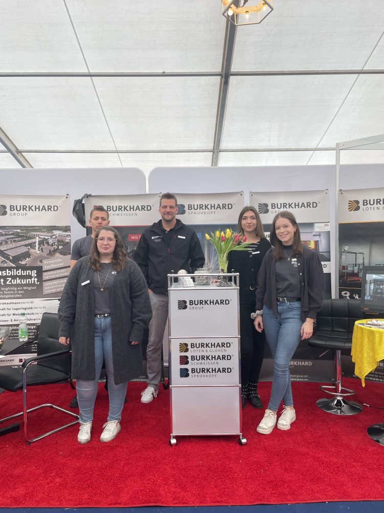 Team der Burkhard Group am Messestand mit Infomaterial und Präsentationsfläche