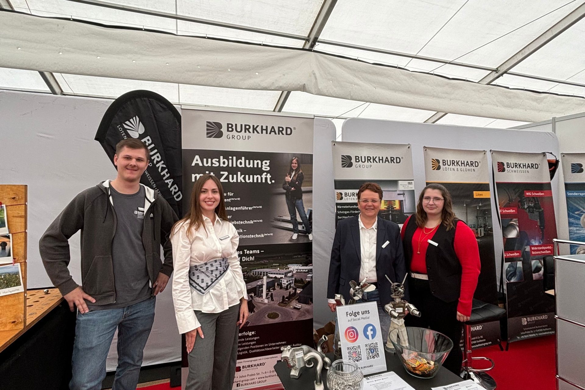 Burkhard Group auf Ausbildungsmesse Messestand der Burkhard Group mit Team und Informationsmaterial zur Ausbildung