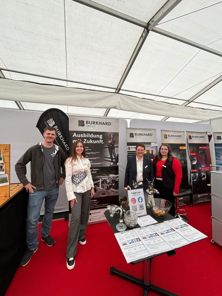 Messestand der Burkhard Group mit Team und Informationsmaterial zur Ausbildung