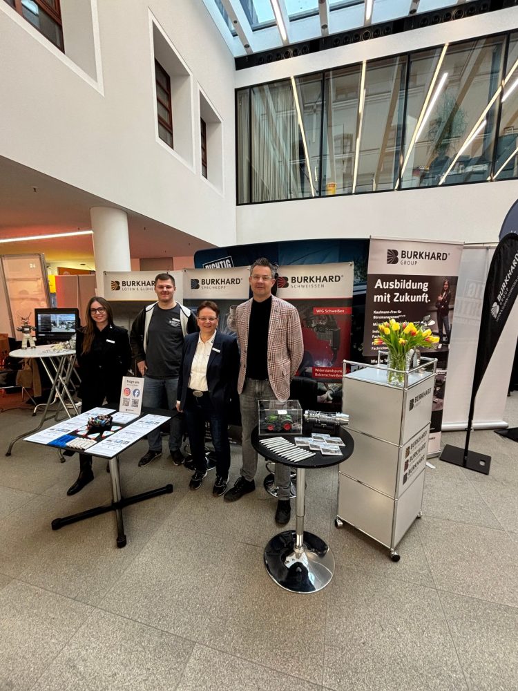 Team der Burkhard Group an einem Messestand in einer Ausstellungshalle