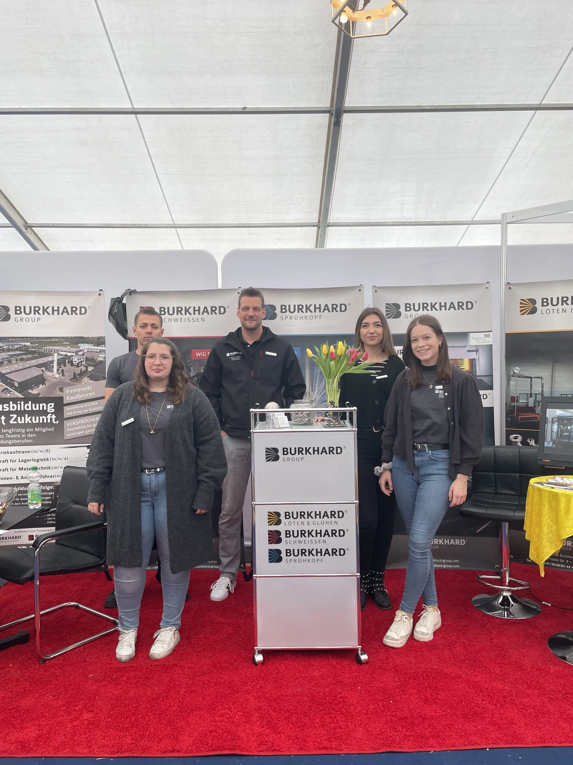 Team der Burkhard Group am Messestand mit Infomaterial und Präsentationsfläche
