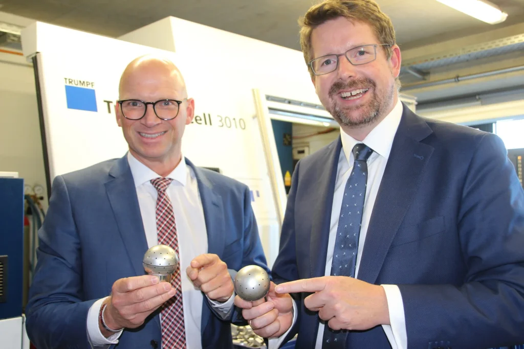 Bundestagsabgeordneter Stephan Stracke und Geschäftsführer Christian Reichert beim Besuch der BURKHARD GROUP in Kaufbeuren