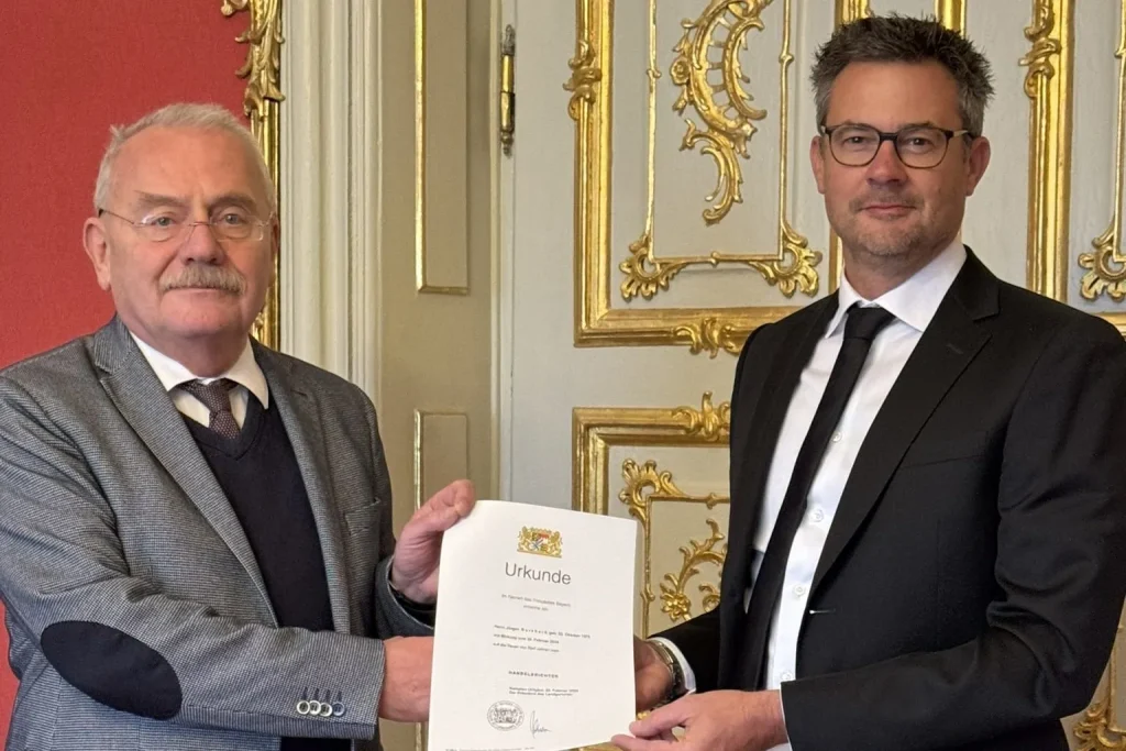 Jürgen Burkhard erhält im Landgericht Kempten die Ernennungsurkunde zum Handelsrichter