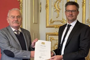 Jürgen Burkhard erhält im Landgericht Kempten die Ernennungsurkunde zum Handelsrichter